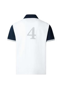 Witte polo met korte mouwen, marineblauwe mouwen en kraag, met een grote grijze nummer 4 op de achterkant.