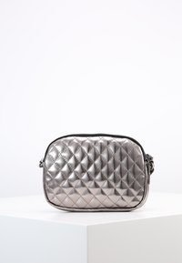 Borsa a tracolla rettangolare in argento metallizzato trapuntato, con un motivo a diamante testurizzato e una cerniera nera.