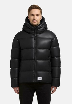 Giacca a vento nera con finitura lucida, dotata di chiusura con zip, un ampio cappuccio e cuciture orizzontali visibili. Design casual con tasche.