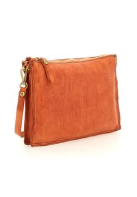 Borsa a pochette in morbido cuoio color tortora con zip dorata, tracolla staccabile e cuciture visibili lungo i bordi su sfondo bianco.