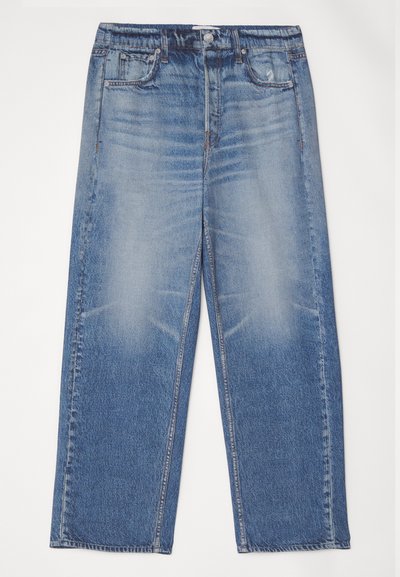 Μπλε τζιν παντελόνι με άνετη εφαρμογή, ξεθωριασμένο μπροστινό μέρος, πέντε τσέπες και κλείσιμο με κουμπί. Διαθέτει ασημένιο κουμπί και αντίθετη ραφή.