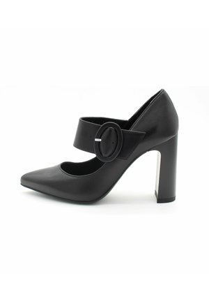 Scarpa nera con tacco alto, punta affusolata e cinturino alla caviglia, caratterizzata da una fibbia circolare. Texture in pelle liscia e design con tacco a blocco robusto.