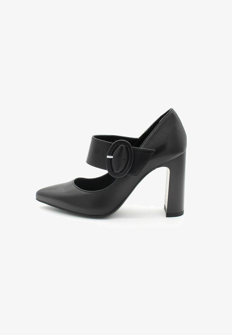 Chaussure noire à talons hauts avec un bout pointu et une bride de cheville, ornée d'une boucle circulaire. Texture en cuir lisse et design de talon bloc solide.
