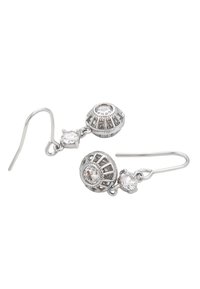 Orecchini a goccia in argento con gemme trasparenti rotonde e sfaccettate, inserite in una montatura metallica decorativa con dettagli intagliati e chiusure a amo.