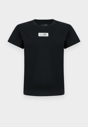 Črna bombažna majica s kratkimi rokavi, okroglim izrezom in pravokotno etiketo na prsih z numeričnimi grafičnimi elementi.