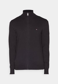 Czarny sweter zapinany na zamek wykonany z dzianiny, z wysokim kołnierzem, ściągaczami na mankietach i u dołu. Na lewej górnej stronie znajduje się małe logo.