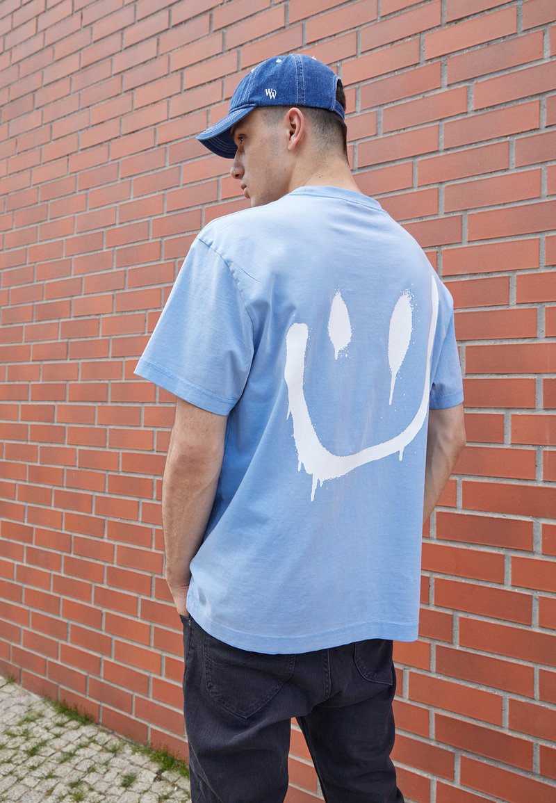 Damen T-Shirts | Weekday OVERSIZED SUNBLEACHED UNISEX T-Shirt print blue washed/blau - UH19901 Damen T-Shirts | Weekday OVERSIZED SUNBLEACHED UNISEX T-Shirt print blue washed/blau - UH19901