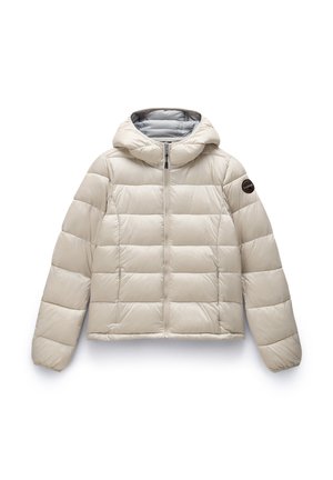 Licht beige pufferjack met een capuchon, een ritssluiting aan de voorkant en een horizontaal geborduurd patroon. Heeft twee zijzakken en een logo patch op de mouw.