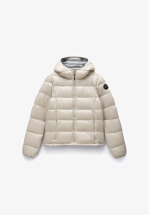 Jasno-beżowa kurtka puchowa z kapturem, z zamkiem błyskawicznym z przodu oraz poziomym pikowanym wzorem. Posiada dwie boczne kieszenie oraz naszywkę z logo na rękawie.