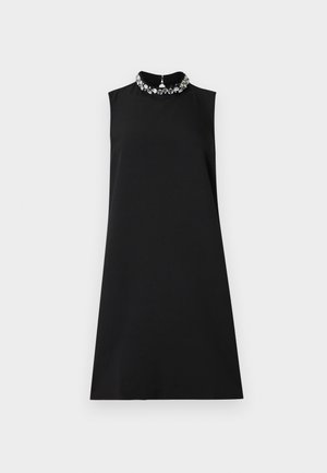 Robe sans manches noire avec un col montant, ornée d'un collier statement en pierres précieuses transparentes et accents métalliques.