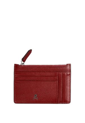 Tarjetero de cuero rojo con textura, con bolsillo con cremallera, múltiples ranuras para tarjetas y un pequeño emblema plateado de calavera y huesos cruzados.