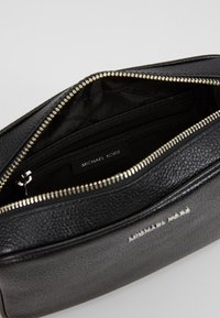 MICHAEL Michael Kors JET CAMERA - Rankinė per petį - black