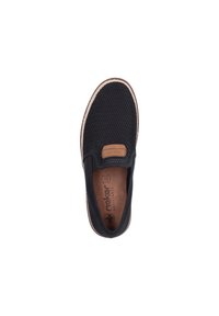 Zapato negro sin cordones con parte superior de malla, acento en cuero marrón claro en el embozo y suela texturizada marrón claro. Presenta amortiguación anti-estrés.