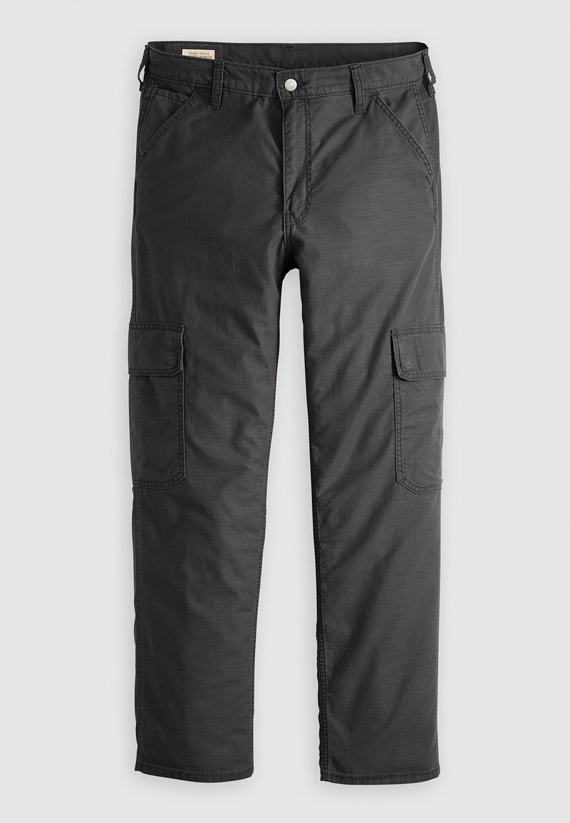 Pantalones cargo negros de tela con una textura suave, con bolsillos laterales y cierre de botón en la parte frontal. Estilo de pierna recta.