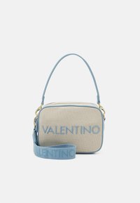 Beige rektangulär väska med blå accenter och varumärkeslogotyp. Tillverkad av texturerat material, har en övre dragkedja och justerbar rem. Guld detaljer.