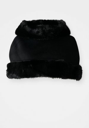 Gorro de inverno preto com um suave acabamento de pele sintética na borda inferior e na abertura, exibido sobre um fundo branco liso.