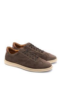 Zapatillas de ante marrón con acentos de cuero marrón, punta redonda, suela de goma beige y cordones negros. Presentan detalles perforados en los laterales.
