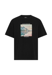 Černé bavlněné tričko s obdélníkovou grafikou Nyhavnu v Kodani v pastelových barvách, s textem nad a pod obrázkem.