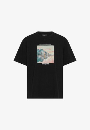 T-shirt nera in cotone con una grafica rettangolare di Nyhavn, Copenaghen, con colori pastello, con testo sopra e sotto l'immagine.