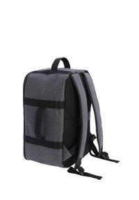 Mochila de tela gris con forma rectangular, que cuenta con un acolchado de malla en las correas, detalles en negro y un asa superior para un fácil transporte.