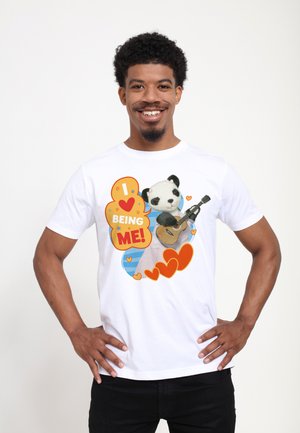 Hvid bomulds T-shirt med et panda grafik med en guitar, omgivet af farverige hjerter og tekst, der siger: "Jeg elsker at være mig!"