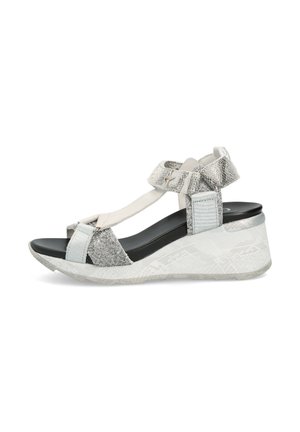 Sandalia de cuña con correas texturizadas en gris, cierres ajustables y suela negra. Presenta un diseño de cuña detallado y una mezcla de materiales.