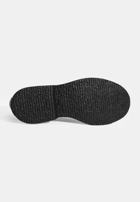 Schwarze Schuhsohle mit einer strukturierten, gemusterten Oberfläche. Verfügt über eine glatte Kante und ein segmentiertes Design in der Mitte.