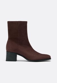 Hnědé ankle boots z nubukové kůže se čtveratou špičkou, štíhlým blokovým podpatkem a hladkým povrchem; bezešvá konstrukce s minimem švů.