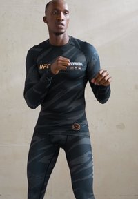Venum UFC FIGHT WEEK RASHGUARDS - Pikkade varrukatega topp - urban camo