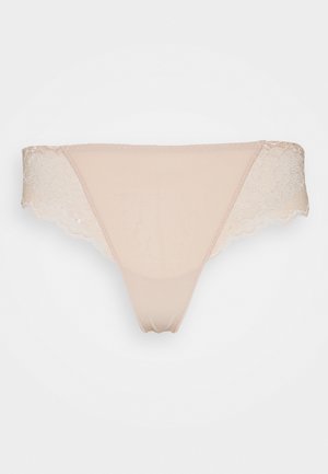Beige string met kantafwerking en een glad, doorzichtig stof. Heeft geschulpte kantdetails langs de randen. Eenvoudig ontwerp met een minimalistische stijl.
