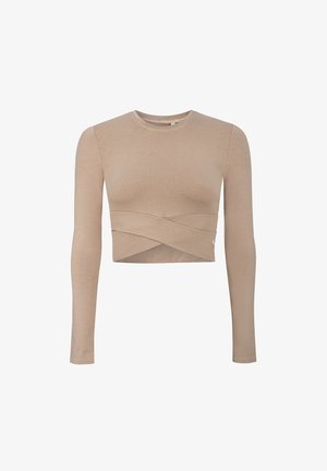 Top corto de manga larga color marrón claro, hecho de material suave, con un diseño de frente retorcido y un escote redondo. Textura lisa, con detalles mínimos.