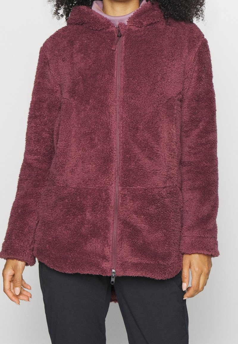 Polarowy hoodie w głębokim burgundzie z pełnym zapięciem na zamek, przednimi kieszeniami i miękką teksturą; posiada kaptur i luźny krój.
