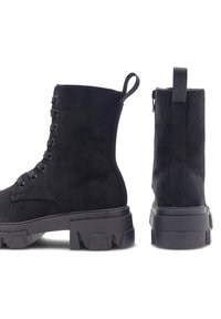 Botine negre din suede, cu talpă groasă, vârf rotund, șireturi în față și un loop în partea din spate. Finisaj texturat cu margine netedă.