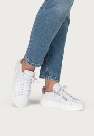 vitaform, Trainers - weiß