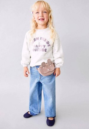 Svetlo siva pulover s vijoličnim napisom, modri široki kavbojki, temno zloženimi čevlji in bež torba v obliki zajca z ušesnimi detajli.