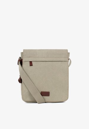 Sac bandoulière en tissu beige avec fermeture à rabat, sangle d'épaule réglable et petits détails en cuir marron sur le devant et sur la sangle.