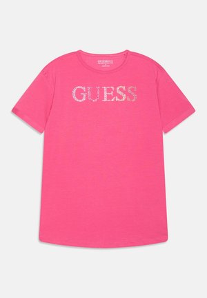 Camiseta rosa de manga corta de algodón con el logo "GUESS" adornado con cristales centrado en el pecho y cuello redondo.