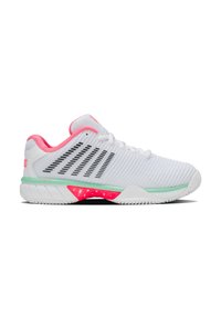 Sneaker bianco con una tomaia testurizzata, strisce nere, tallone rosa e dettagli neon rosa sulla suola. Presenta una suola in gomma e mesh.