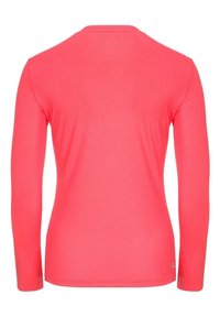 Långärmad tröja i ljus korall, tillverkad av ett strukturerat, andningsbart tyg. Har en rund halsringning och en diskret logotyp nära fållen.