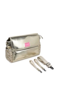 Sac messager en métal doré avec une surface texturée, logo rose et un accent décoratif en sequins sur un côté ; comprend des sangles amovibles.