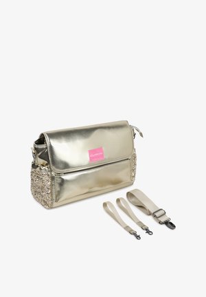 Metallic guld messenger bag med en struktureret overflade, pink logo og en paillettes dekoration på den ene side; inkluderer aftagelige stropper.
