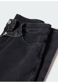 Jeans de mezclilla negra con cierre de cremallera, botón metálico y un bolsillo frontal curvado; el material tiene una ligera textura y un diseño clásico.