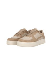 Beige Sneaker mit einer Kombination aus glatten und Wildleder-Oberflächen, runder Zehenpartie, Schnürdesign und einer dicke weißen Gummisohle.