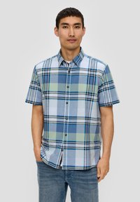 Korte mouw knoopshirt in een blauw, groen en wit geruit patroon met een kraag en rechte zoom. Gemaakt van lichtgewicht stof.