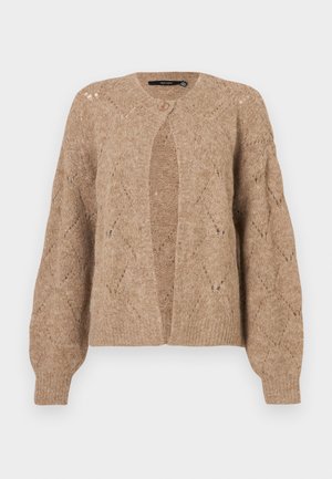 Cardigan beige lavorato a maglia con motivo a diamante, scollo rotondo, chiusura con un bottone singolo e polsini a coste. Tessuto morbido e strutturato.
