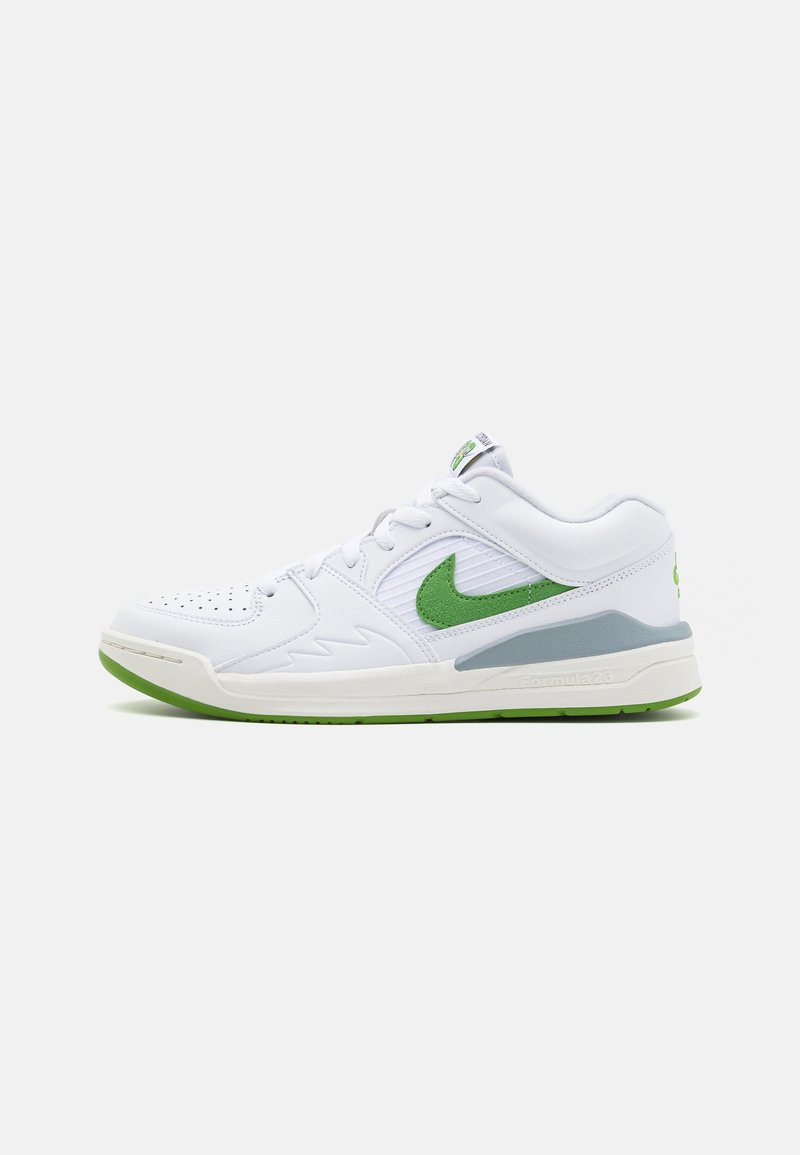 Sneaker basse blanche avec le logo Nike vert, détail gris sur la semelle intermédiaire et semelle verte, présenté en profil sur un fond clair.