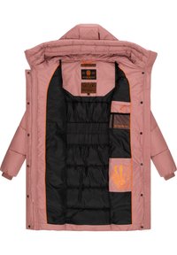 Roza puffer jakna s crnim unutrašnjim dijelom, s narančastim naglaskom. Unutra ima kvadratne dijelove i više džepova s brendiranjem.