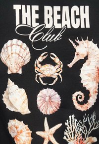Čierna látka s podrobnými ilustráciami mušlí, kraba, morské kone, hviezdicu a koralov, s textom "THE BEACH Club" nad ním.