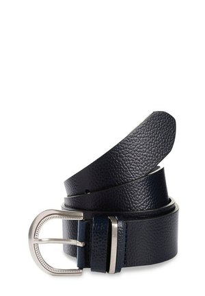 Ceinture en cuir bleu marine avec une finition texturée et une boucle métallique argentée, présentant une forme distinctive et des bords structurés.