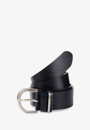 Marineblauer Ledergürtel mit strukturierter Oberfläche und silberner Metallschnalle, die eine markante Form und definierte Kanten aufweist.